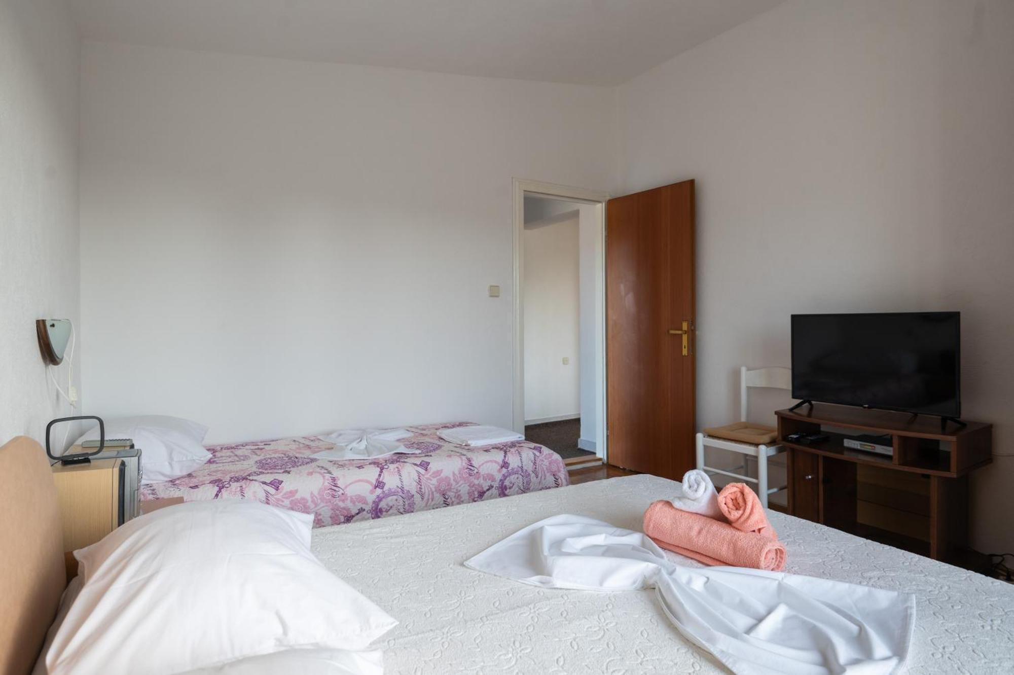 Marina'S Apartments Ražanac Zimmer foto